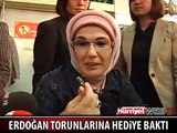 EMİNE ERDOĞAN TORUNLARINA HEDİYE ALDI