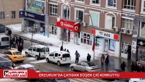 Çatıdan düşen çığ gibi kar korku dolu anlar yaşattı