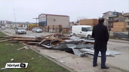 Fırtına uçurduğu çatı, seyirhalindeki aracın üzerine düştü