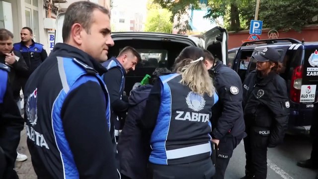 Üzerinden 5 bin 460 lira çıkan dilenci zabıtanın elini öptü