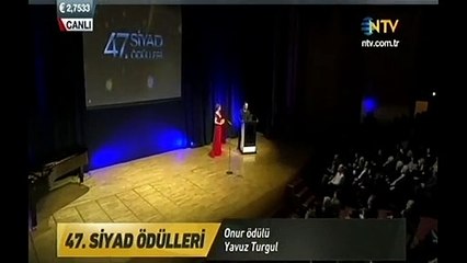 Cem Yılmaz'dan ilginç göndermeler