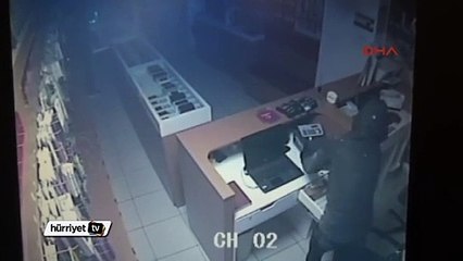Kepengi kaldırıp, cam kapıyı taşla kırarak 80 telefon çaldılar