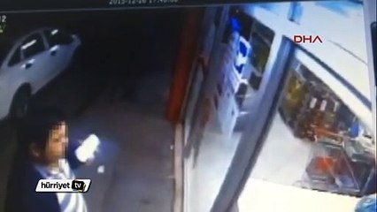 Adamın elindeki telefonu böyle çaldı