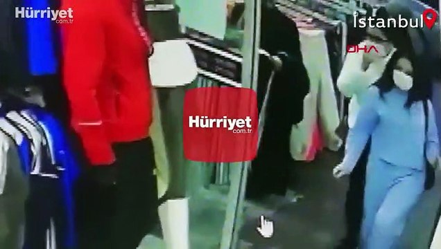 Güle oynaya hırsızlık yapmaya geldiler! Mağazada cep telefonu hırsızlığı kamerada