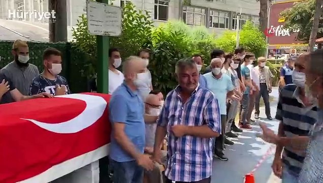 Patlamada ölen kız kardeşinin tabutuna sarılıp gözyaşlarına boğuldu