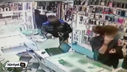 Cep telefonu çalarken kameraya yakalandı