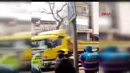 Üsküdar'da kamyon bariyerlere çarptı, tüm yakıt yola döküldü