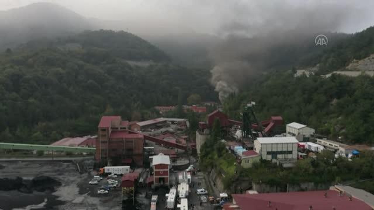 Son dakika haber | (DRON) Amasra'da patlama yaşanan maden ocağında oluşan duman tahliye ediliyor (2)