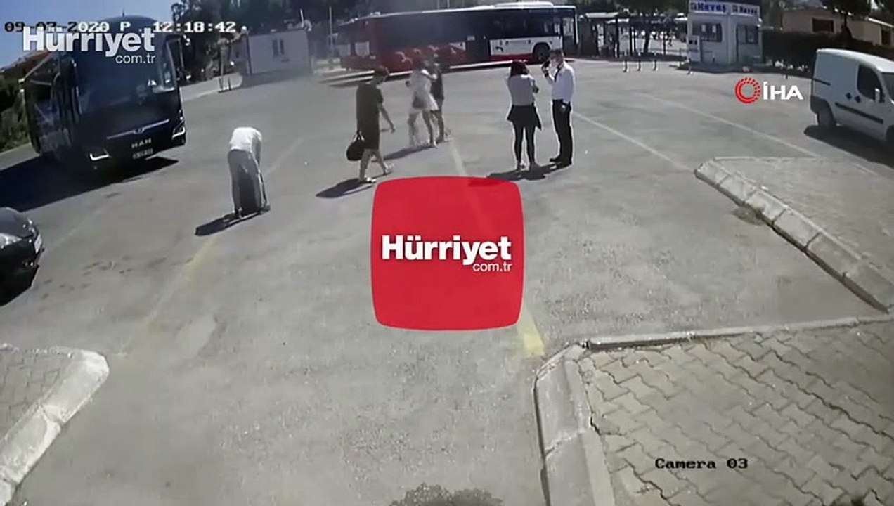 Fren yerine gaza bastı, çarptığı kadını böyle savurdu