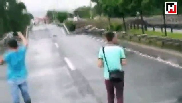 Sel sonrası yolun çökme anı kamerada