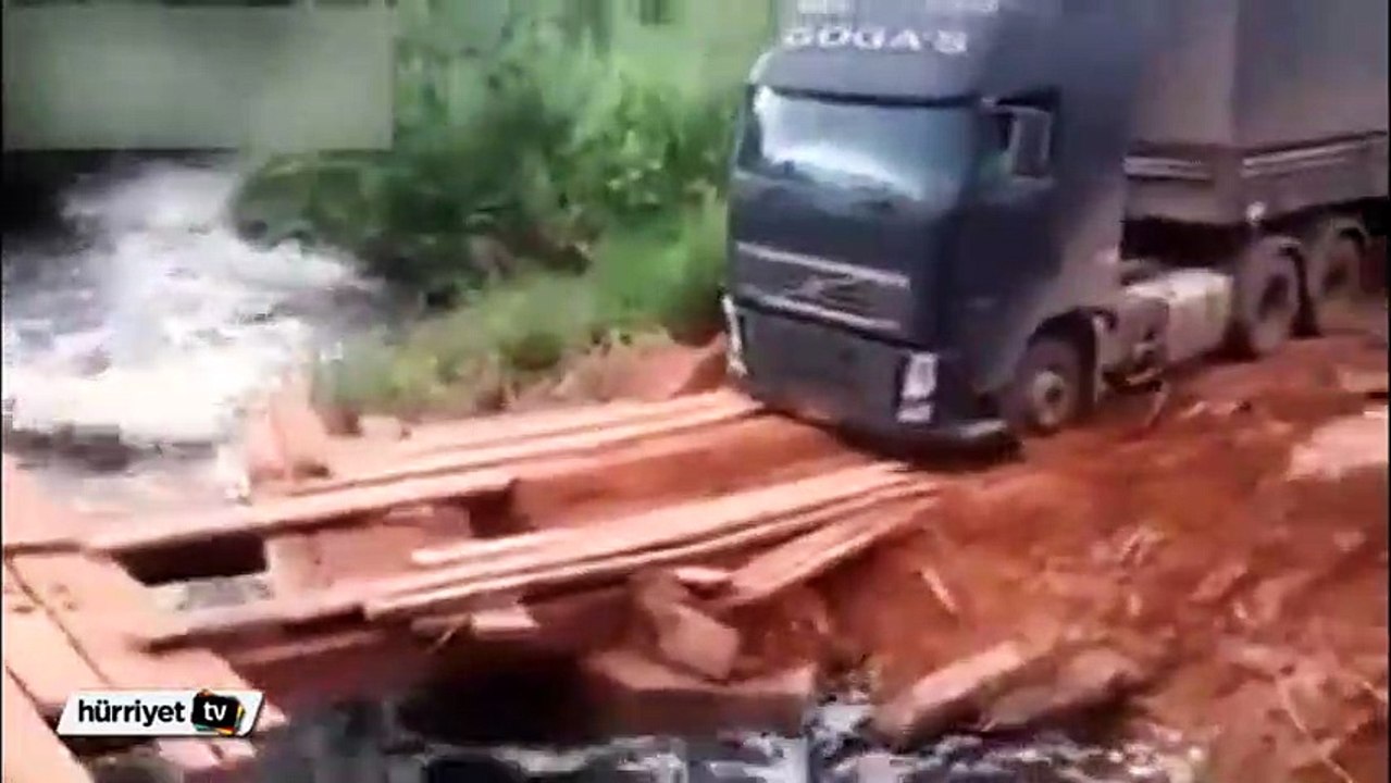 Tahta köprüden tehlikeli geçiş