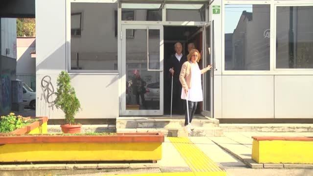 SARAYBOSNA - Bosna Hersek'in "beyaz bastonluları" sosyal hayatın parçası olmak için mücadele ediyor