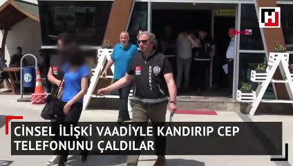 Descargar video: Cinsel ilişki vaadiyle kandırıp cep telefonunu çaldılar