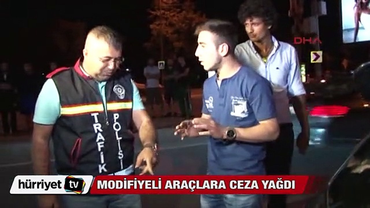 Trafik polisleri modiyeli otomobillere ceza yağ...
