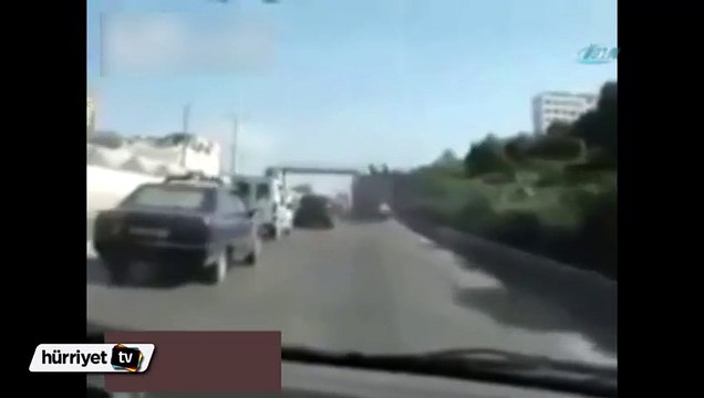 Seyir halindeki kamyonun üzerinden hırsızlık yaptılar