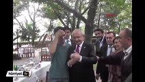Kılıçdaroğlu selfie çekerken elleri titreyen hayranına böyle yardım etti