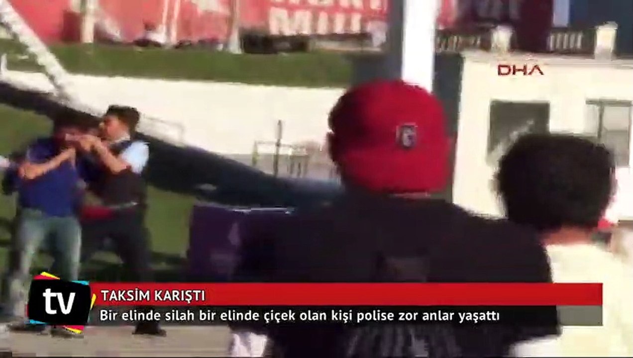 Taksim karıştı! Bir elinde çiçek bir elinde silah...
