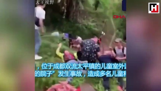 Çin'de devasa kaydıraktan yere çakıldılar