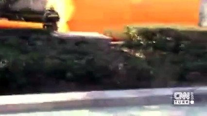 İtfaiyeci kadını tekme atarak kurtardı