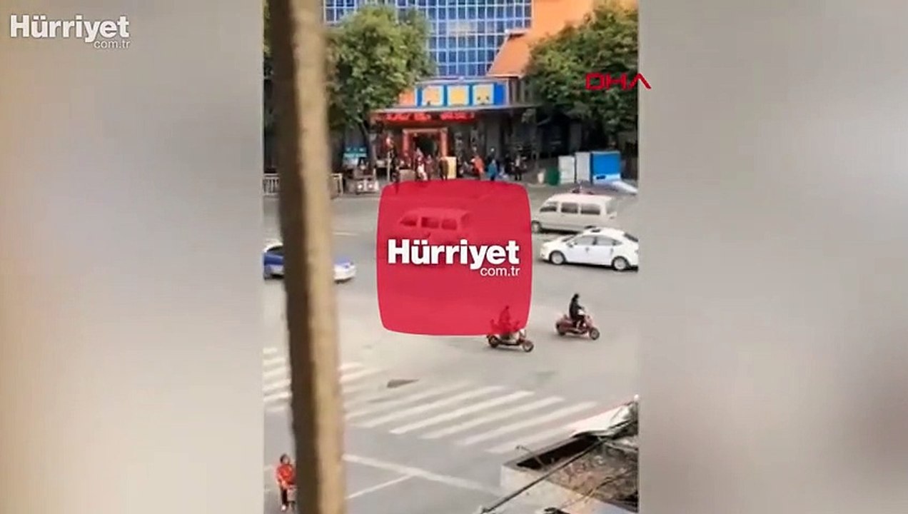 Çin'de bir kadın eski erkek arkadaşının düğün aracının yolunu kesti
