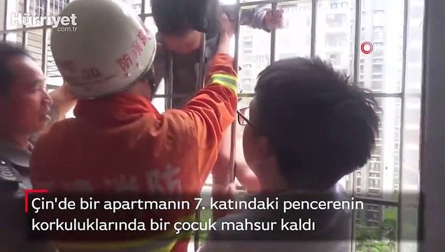 Pencere korkuluklarına sıkışan çocuğu böyle kurtardılar