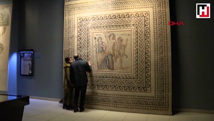 Çingene Kızı mozaiğinin parçaları sergiye hazır