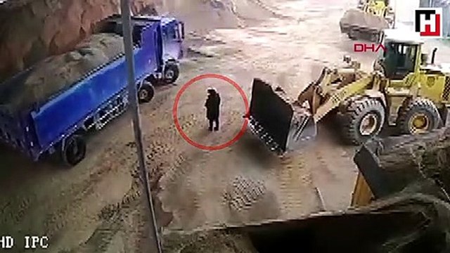 Kepçe operatörü, fark etmedi kadını kepçe içine alarak kum yükledi