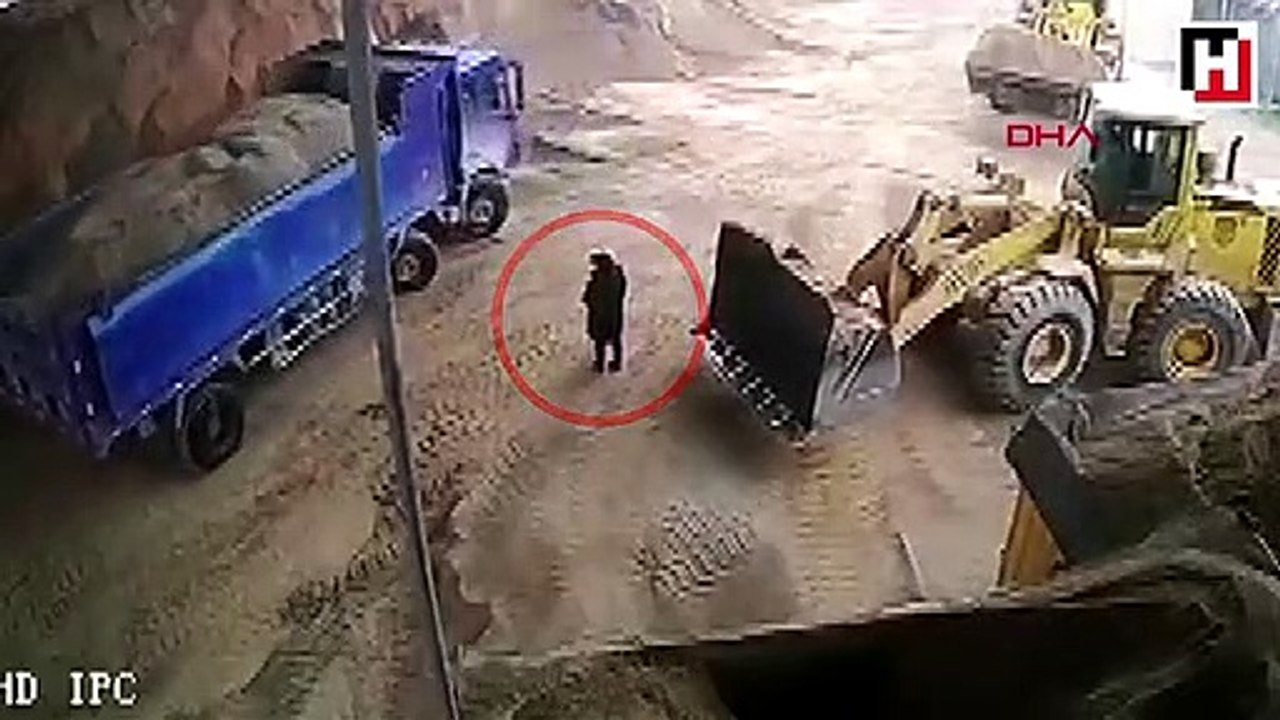 Kepçe operatörü, fark etmedi kadını kepçe içine alarak kum yükledi