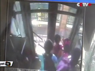 Öğrencinin çantası otobüs kapısına takılınca...