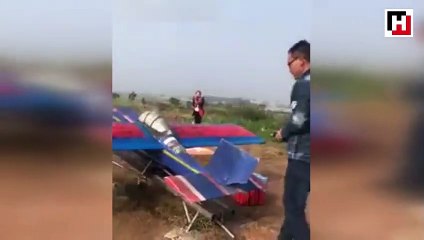 Paraşütle atlayan tavuk