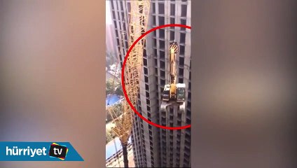 Vinç ile binanın üzerine dozer çıkardılar