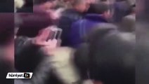 Sarhoş kadın pantolonunu indirip polislere saldırdı