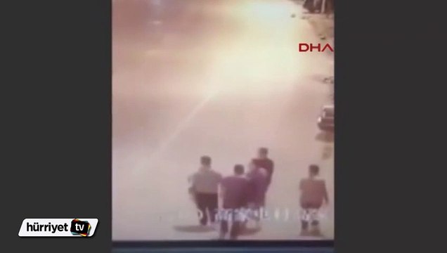 Otomobil beş kişilik grubun arasına daldı