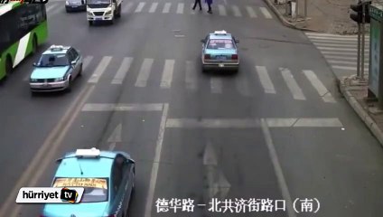 Otomobili durdurmak içim üzerine atladı