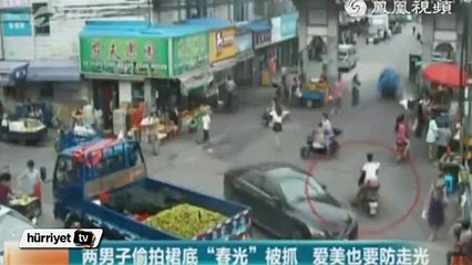 Mini etekli kızları cep telefonuyla görüntüleyen sapık kameralara yakalandı