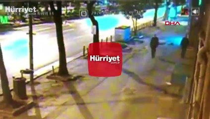 Télécharger la video: Arkadaşının kafasına taşla vurarak öldürdü! O anlar kamerada