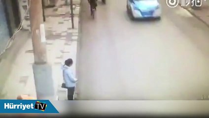 Kadın yoldan geçen motosikletlileri tokatladı