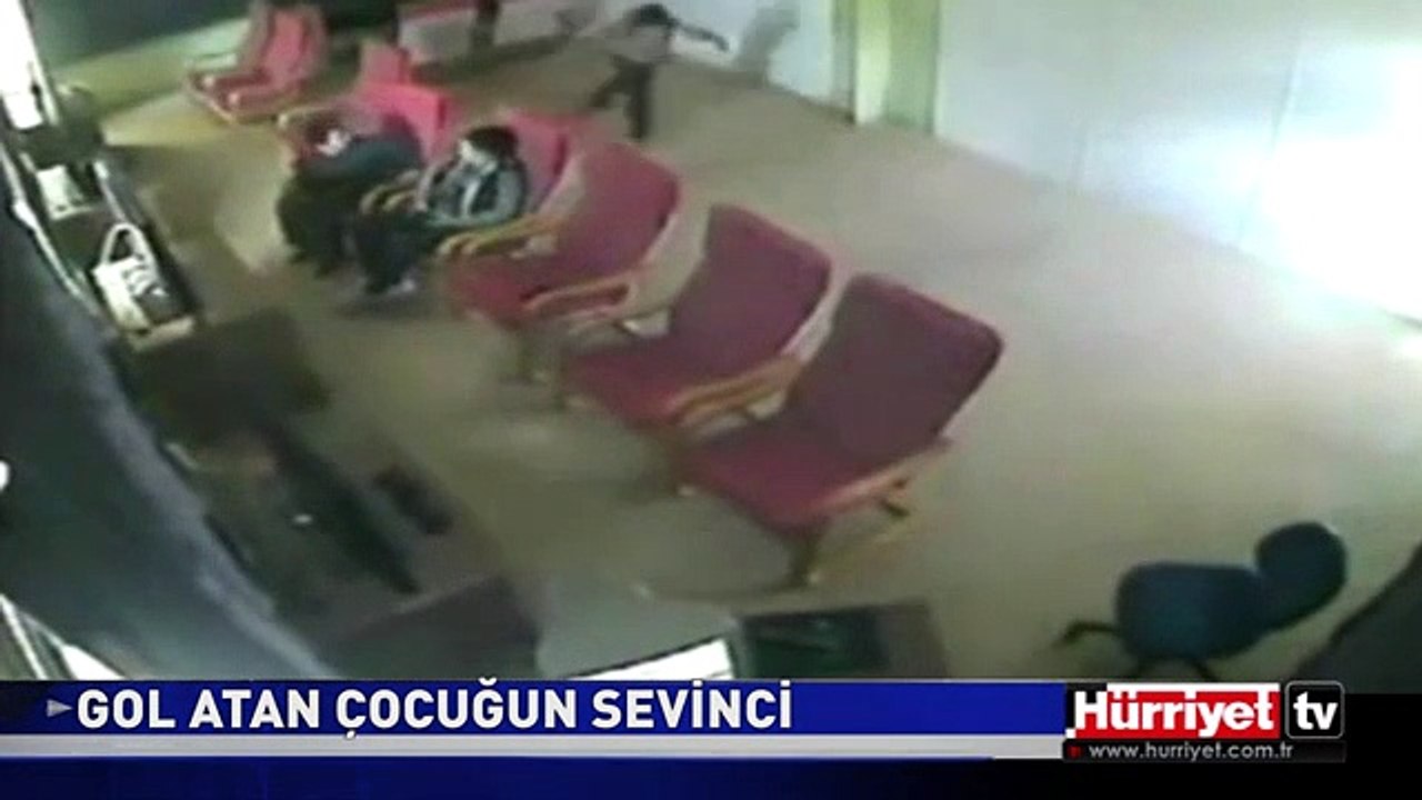 SANAL ALEMDE GOL ATAN ÇOCUĞUN SEVİNCİ