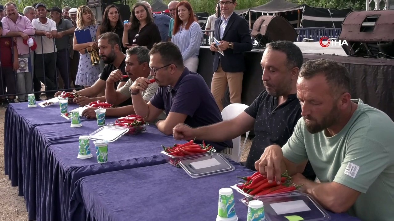 Dakikalar içerisinde 188 gram acı biber yedi! Acı yarışma kamerada