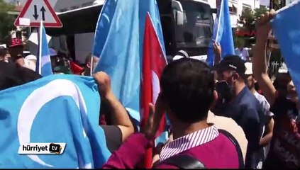 Çinli sanılan kadın turist Uygur Türkleri eyleminde tartaklandı