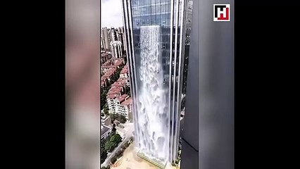 Çin'de gökdelen yapay şelaleye dönüştürüldü