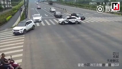 Yaşlı adam için otoyol trafiğini kapattı