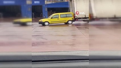 Tır şoförü arkasındaki aracı böyle sürükledi