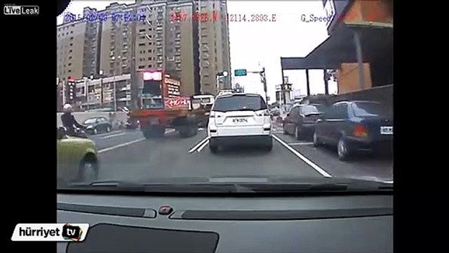 Motosiklet sürücüsü trafikte tırın dorsesine kafayı çarparsa