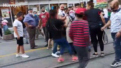 Boşandığı kocasının yeni eşini yolda görünce saldırdı