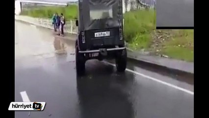 Sel sularıyla dolu yoldan geçeceğini düşünen şoför..