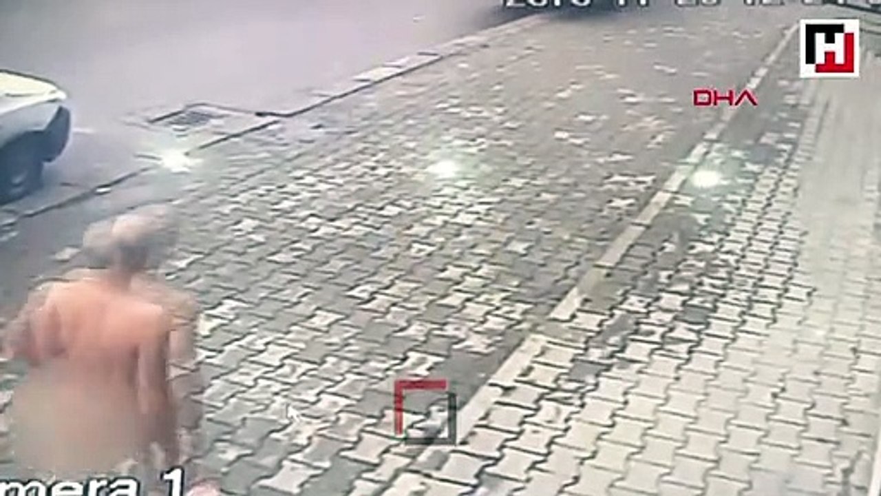 Yolda çırılçıplak yürüdü