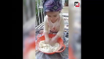 Hamur yoğuran sevimli minik!