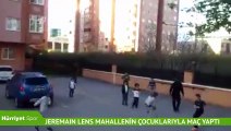 Jeremain Lens mahallenin çocuklarıyla maç yapıyor