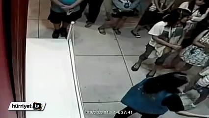 Kaza ile 1.5 milyon dolarlık tablonun üzerinde delik açtı